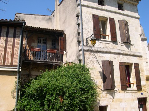  petite maison avec balcon en bois
